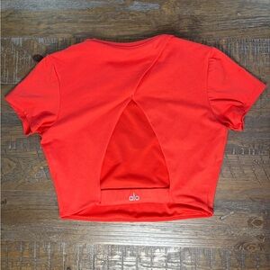 ALO Yoga- Alosoft Cropped Backspin Short Sleeve - Red Hot Summer